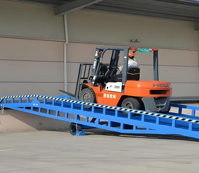 维西移动式卸货平台（叉车用）